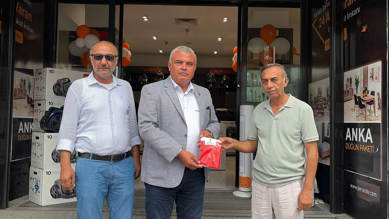 Zafer Partisi’nden Bayrağı Yakılan Dükkâna Ziyaret: Türk Bayrağı Yeniden Asıldı 2